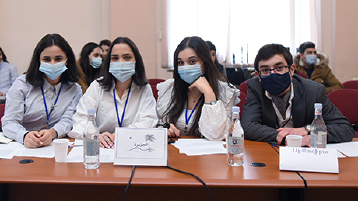 Students-are-debating-at-YSU