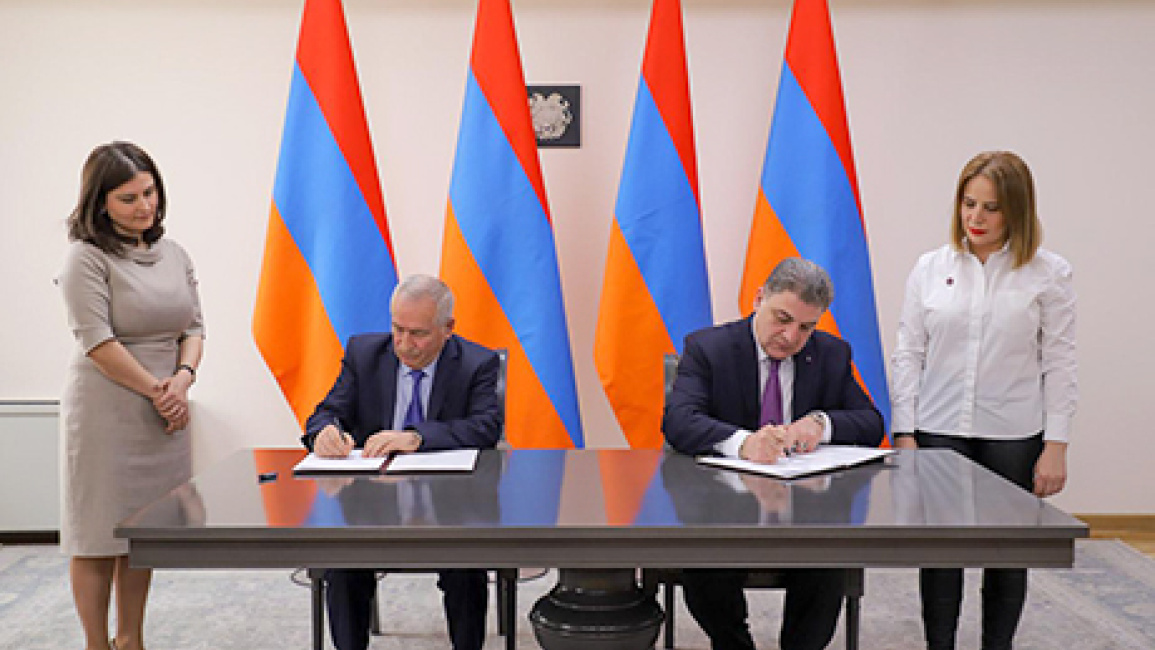 Zohrab-Mnatsakanyan-met-representatives-of-faculty-of-International-relations