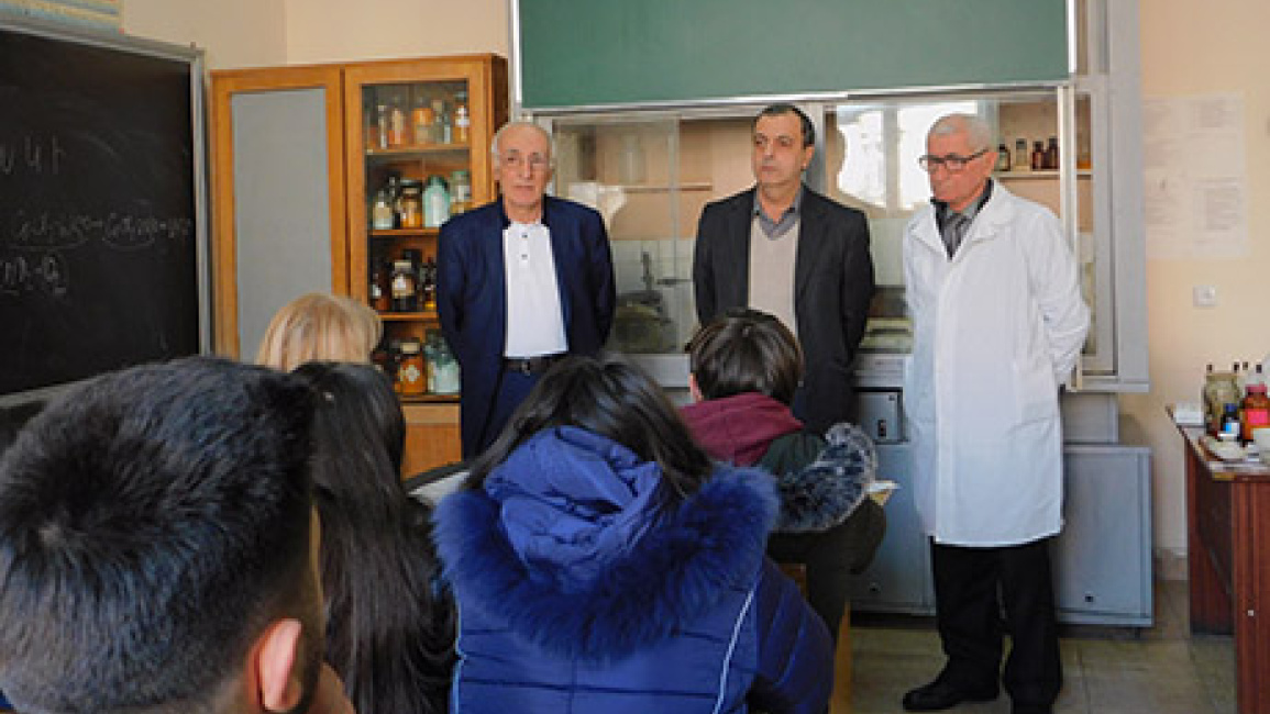 Schoolchildren-at-the-faculty-of-Chemistry